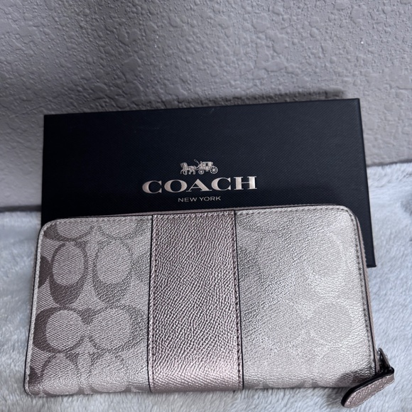 NEW‼️❤️COACH Signature Wallet~Silver/Platinum~New in box~ ($298) - Picture 3 of 7